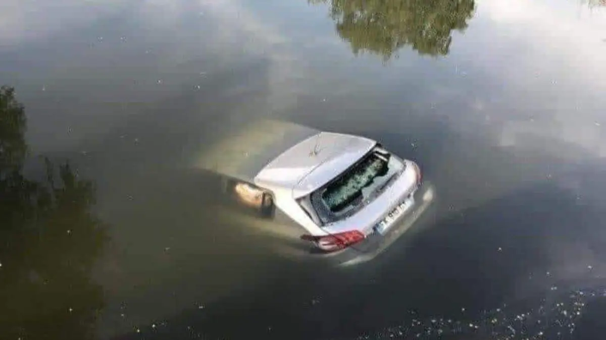 Carro en el agua